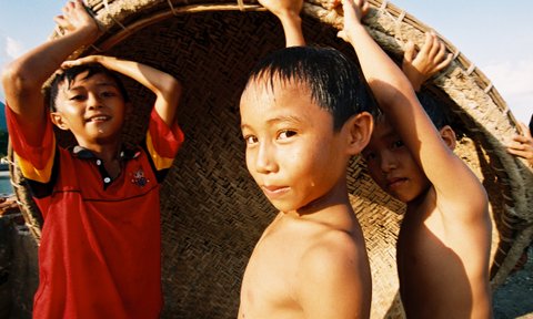 Einheimischen im traditionellen Rundboot – Vietnam Familienreise