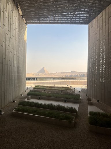 Ein Blick auf die Pyramide von Gizeh durch die moderne Architektur des neuen Ägyptischen Museums.