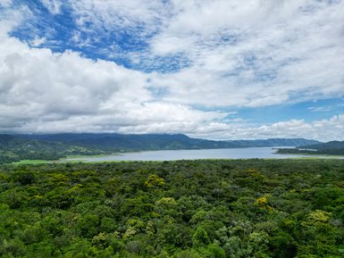 Familie erkundet Vulkan Arenal Nationalpark auf Wanderung – Costa Rica Familienurlaub