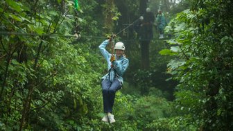 Mädchen genießt die aufregende Zipline-Fahrt im Costa Rica Regenwald – Costa Rica mit Kindern