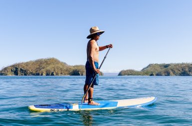 Mann beim Stand-Up-Paddling am Strand der Papagayo-Halbinsel in Guanacaste – Costa Rica mit Kindern