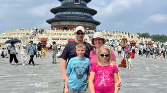 Familie hält den Moment mit einem Foto vor dem Himmelstempel in Peking fest – China mit Kindern