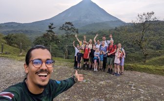 Gruppe mit Reiseleiter besucht den Vulkan Arenal – Costa Rica Reise mit Kindern