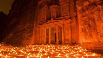 Kerzen vorm Schatzhaus Petra - Jordanien Urlaub mit Kindern