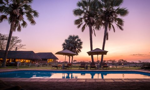 Pool Onguma Bush Camp am Abend - Namibia Reise mit Kindern