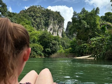 Frau beim Tubing auf dem Fluss im Khao Sok Nationalpark - Thailandreise mit Kindern