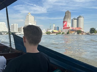 Ausblick auf Stadt bei einer Longtailboot-Fahrt durch die Klongs von Bangkok – Thailand Familienreise