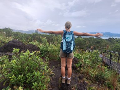 Wanderin erkundet den Vulkan Arenal Nationalpark – Costa Rica Familienurlaub