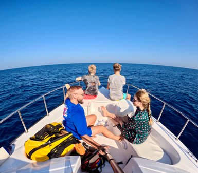 Familie unternimmt eine Bootstour zu den naturgeschützten Daymaniyat-Inseln – Oman mit Kindern