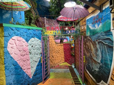 Lebendige Straßen im farbenfrohen blauen Dorf auf Bali – Bali Familienreise