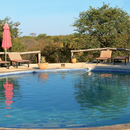 Poolbereich Etosha Safari Camp - Namibia Reise mit Kindern