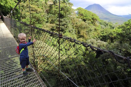 Kleines Kind auf der Hängebrücke im Mistico Arenal Hanging Bridges Park – Costa Rica mit Kindern