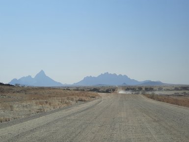 Berge am Ende einer Wüstenstraße - Namibia mit Jugendlichen