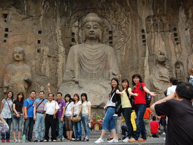 Eindrucksvolle Ansicht der Longmen-Grotten mit buddhistischen Figuren – China Reise mit Kindern