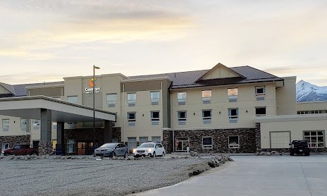 Das Comfort Inn & Suites in Valemount zeigt eine moderne Architektur mit einem einladenden Eingangsbereich und umliegenden Bergen.