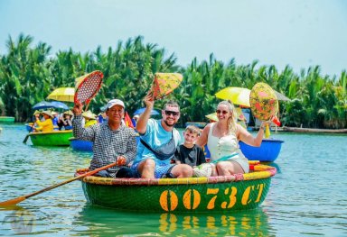 Eine fröhliche Familie sitzt in einem bunten Korbboot und genießt die Sonne auf einem ruhigen Gewässer.