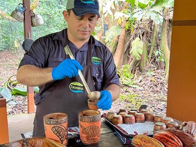 Einheimischer erklärt die Kakaoverarbeitung in La Tirimbina – Costa Rica Familienreise