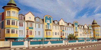 Eine bunte Reihe aus Häusern in Swakopmund - Namibia Urlaub mit Kindern