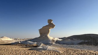 Felsen in der Weißen Wüste, die aussehen wie ein Hase – Ägypten Reise mit Kindern