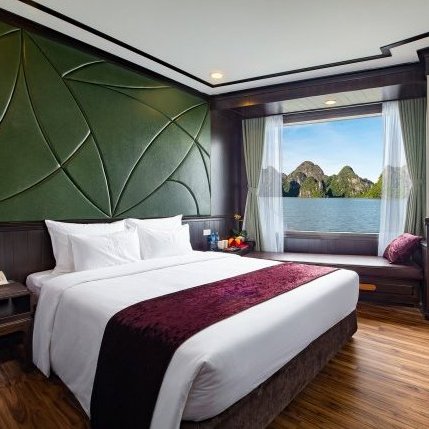 Ein elegantes Hotelzimmer mit einem großen Fenster, das einen atemberaubenden Blick auf die Berge und das Wasser bietet.