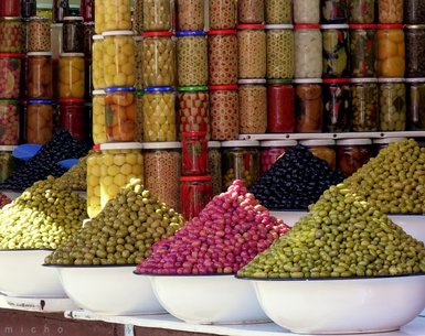 Olivenpyramiden auf einem Marktstand im Souk von Marrakesch – Marokko mit Kindern