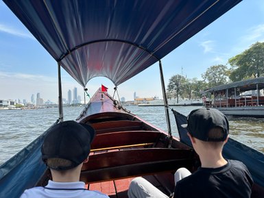 Kinder erleben die Klongs von Bangkok bei einer Bootstour – Thailand Reise mit Kindern