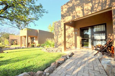 Toshari Lodge Eingang am Außenansicht - Namibia Reise mit Kindern