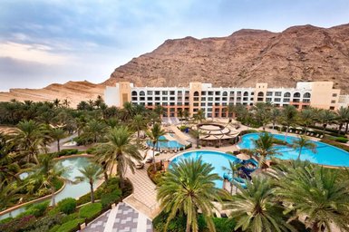 Poollandschaft im DoubleTree by Hilton Muscat Al Waha mit Blick auf die Hajar-Berge – Oman Familienreise