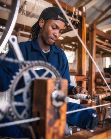 Webhandwerk eines einheimischen Mannes bei Shanga – Tansania Familienreise