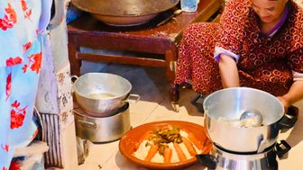 Traditionelle Zubereitung von Couscous durch Einheimische in Aït Ben Haddou – Marokko Familienreise