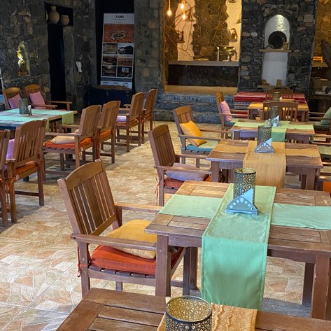 Stilvolles Restaurant im Sama Heights Resort – Oman Familienreise