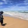 Kind steht an der Küste und blickt aufs Meer – Garden Route mit Kindern