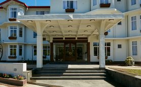 Das elegante Hotel mit einem einladenden Eingangsbereich und großen Fenstern strahlt eine freundliche Atmosphäre aus.