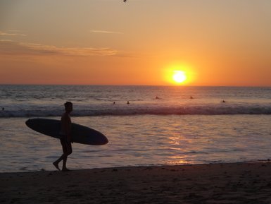 Surfer im warmen Licht des Sonnenuntergangs – Costa Rica Reise mit Kindern