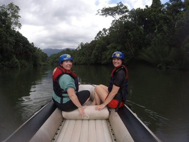 Zwei Frauen paddeln gemeinsam im Schlauchboot auf dem Kelani-Fluss – Sri Lanka Reise mit Kindern