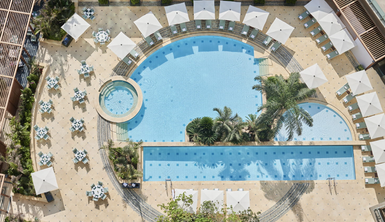 Luftaufnahme des Pools im Four Seasons Hotel Cairo mit Blick auf den Poolbereich – Ägypten Reise mit Kindern