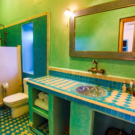 Badezimmer im marokkanischen Stil im Riad Tihri – Marokko Reise mit Kindern