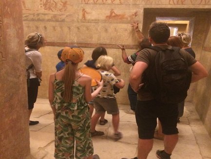 Familie bestaunt die Wandmalerei im Tal der Könige in Luxor – Ägypten Reise mit Kindern