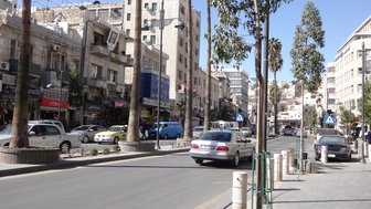 Straße im Stadtzentrum Amman bei Tageslicht - Jordanien Urlaub mit Kindern