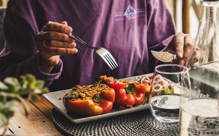 Frau genießt ihr Mittagessen in der Buffelsdrift Game Lodge – Südafrika mit Kindern