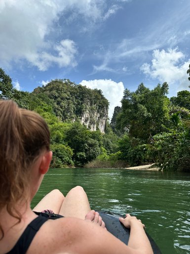 Frau beim Tubing auf dem Fluss im Khao Sok Nationalpark - Thailandreise mit Kindern