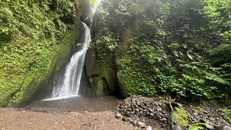 Malerischer Wasserfall entlang des Munduk Walks – Bali Familienreise