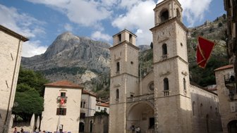 Die beeindruckende Kathedrale von St. Tripun erhebt sich majestätisch vor den Bergen, umgeben von historischen Gebäuden.