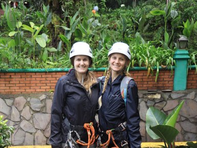 Teenagerinnen stehen gespannt und voller Vorfreude beim Ziplining im Selvatura Park – Costa Rica Reise mit Kindern