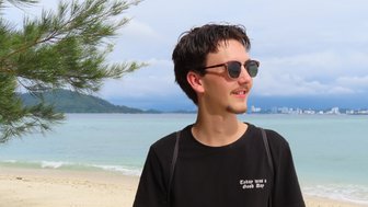 Teen entspannt am Strand des Nexus Resorts – Malaysia & Borneo mit Kindern