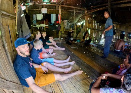 Familie trifft auf Orang Asli in einem traditionellen Holzhaus im Dschungel – Malaysia & Borneo Reise mit Kindern