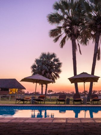 Pool Onguma Bush Camp am Abend - Namibia Reise mit Kindern