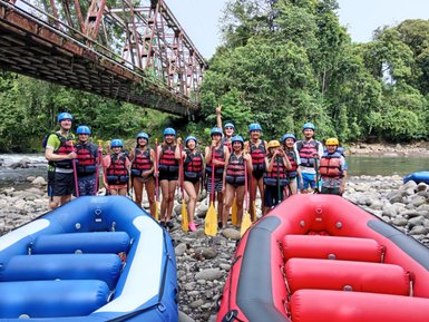 Familie und Guide posieren vor dem Start zum Rafting – Costa Rica Familienreise
