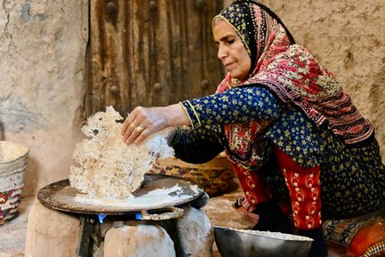 Frau beim Kunsthandwerk im Bait al Safah Museum in Al Hamra – Oman Familienreise