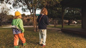 Kinder laufen in der Buffelsdrift Game Lodge – Südafrika Familienreise